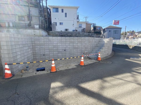 横浜市旭区にて2宅地型枠ブロック、擁壁工事
